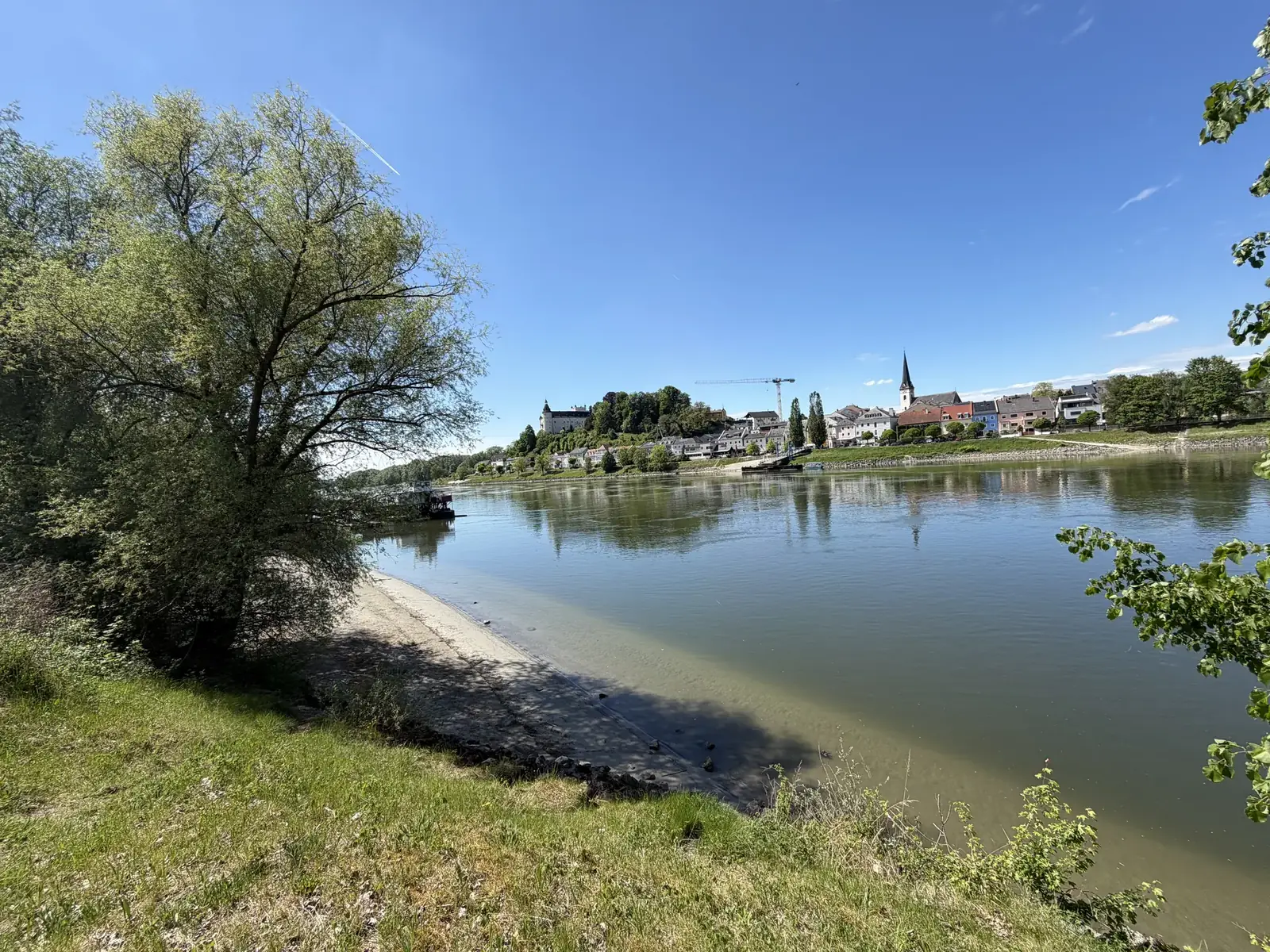 Donaublick bei Wilhering Richtung Ottensheim — Wasser, grüne Ufer, Kirchturm