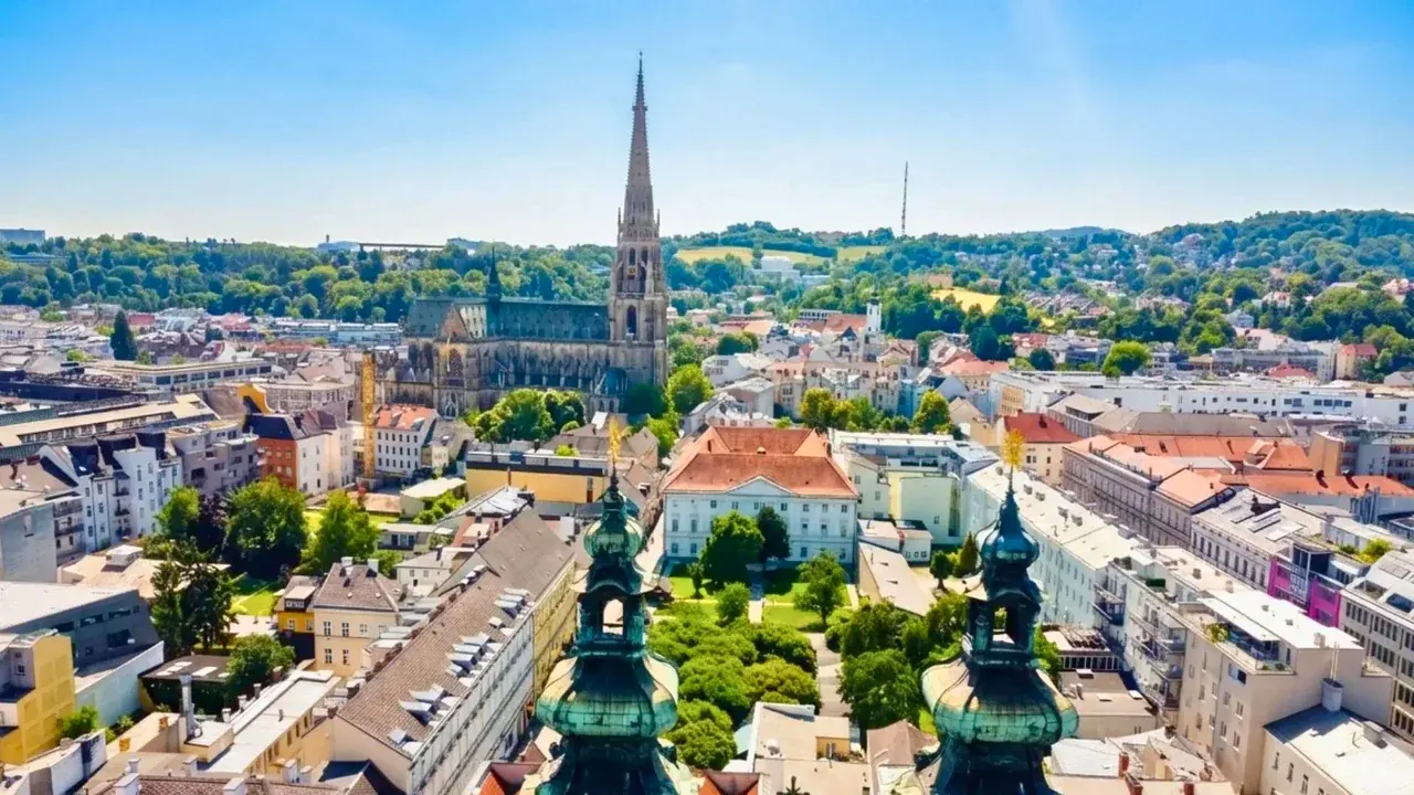 Linz — Neuer Dom, Stadtpanorama, Luftaufnahme
