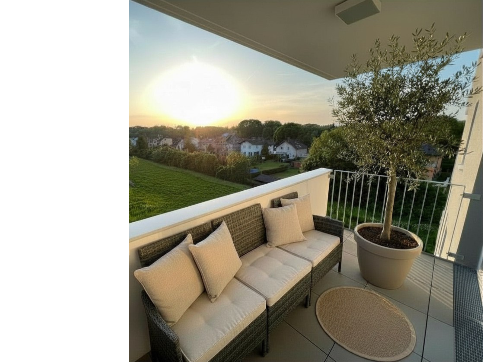 Balkon mit Sonnenuntergang